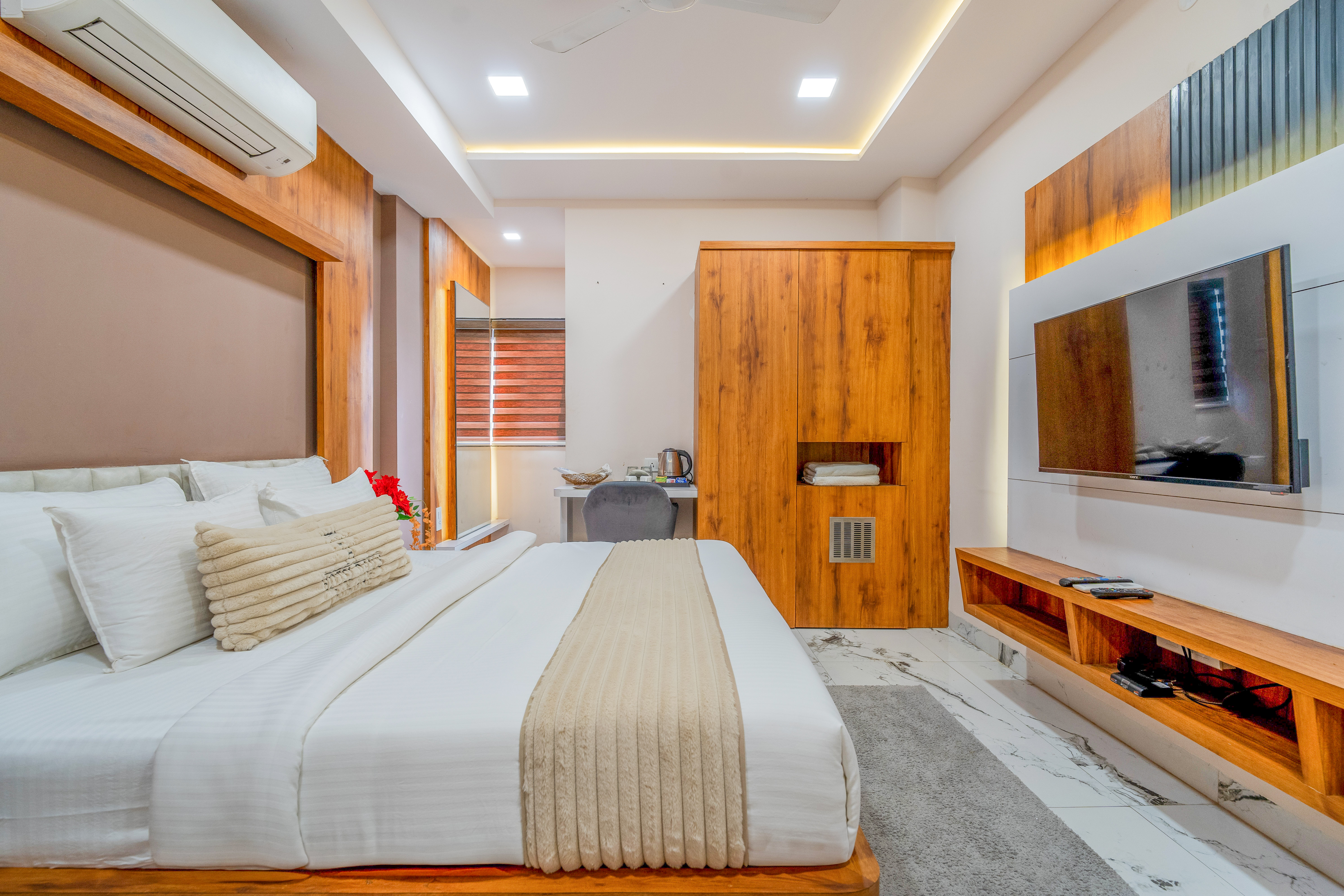 Guest room with wardrobe and TV